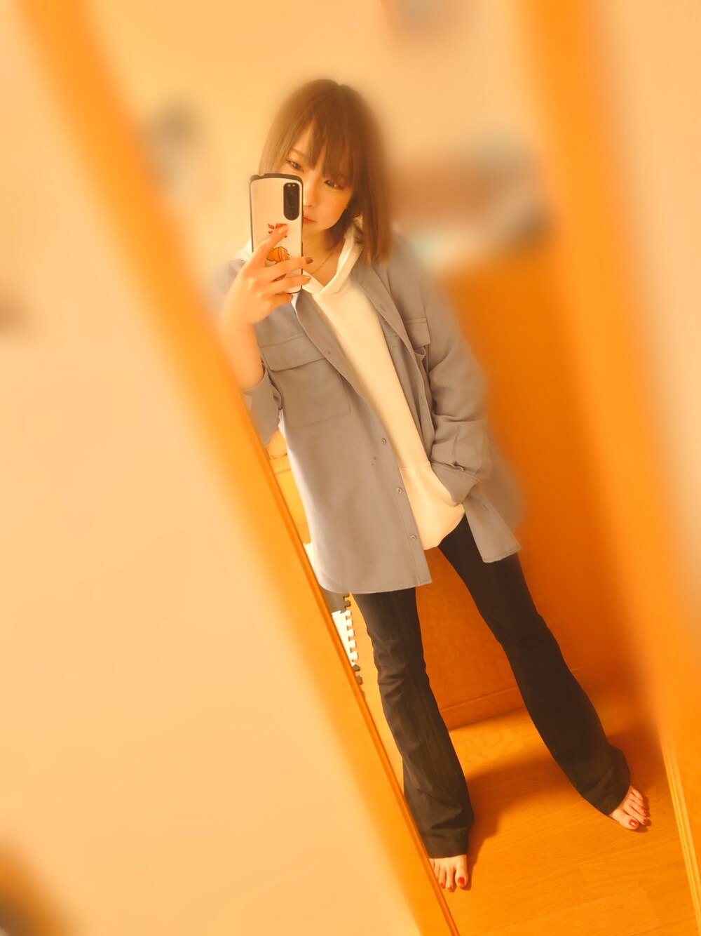 「パーカー、白パーカー、シャツ、オーバーサイズシャツ、くすみブルー、フレアパンツ、ハイウエスト、春コーデ、シャツコーデ、パーカーコーデ、GU、夢展望、SHOPLIST」｜「夢展望のリブニットソーベルボトムパンツ（その他パンツ、ブラック系）」を使った、yさん（レディース・154cm）の春コーディネートの1枚目の写真