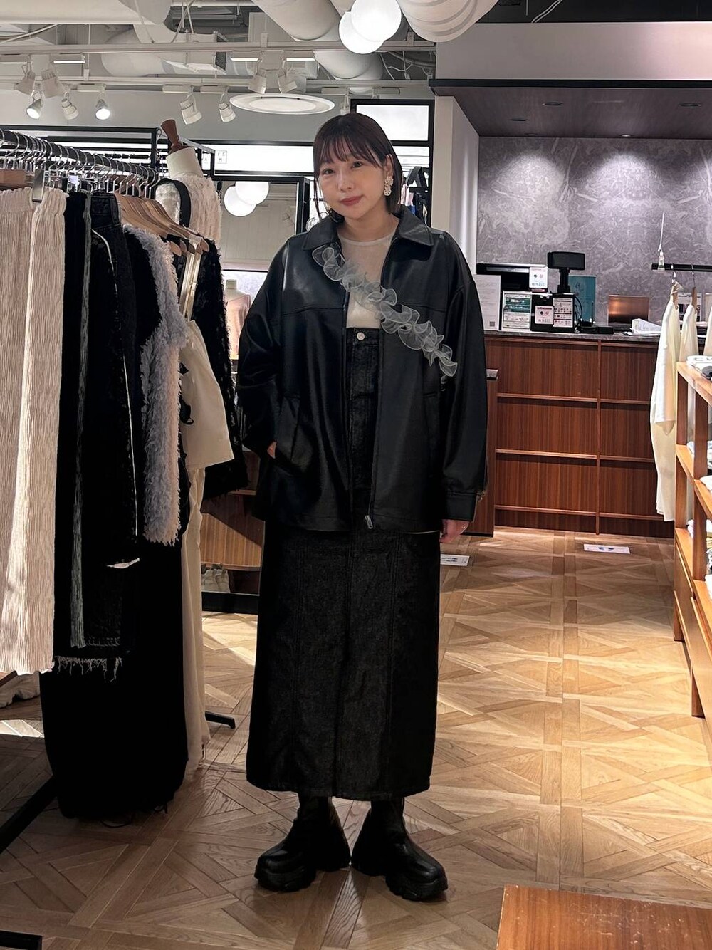 「着痩せ・細見え、カジュアル、体型カバー、ママコーデ、秋コーデ、公認インフルエンサー_LOWRYS FARM、高見え、LOWRYS FARM、ぽっちゃりスタッフ、秋冬新作、ジャケット、ジャケットスタイル、スカート、ロングスカート、ゆったり」｜「Me%の【ストラップシート付き】オーガンジーモバイルショルダーストラップ 107653（スマホグッズ、グレー系）」を使った、marina  さん（レディース・160cm）の秋コーディネートの1枚目の写真