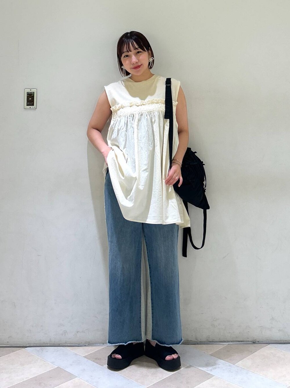 「LOWRYS FARM、この夏の推しアイテム、サマーセール、ラフ、ノースリーブ、ゆったり、ワイドパンツ、デニムパンツ、着痩せ・細見え、カジュアル、体型カバー、ママコーデ、公認インフルエンサー_LOWRYS FARM、大人女子カジュアル_LOWRYS FARM、高見え」｜「LOWRYS FARMのカンドウフィットニットサンダル　106314（サンダル、ブラック系）」を使った、marina  さん（レディース・160cm）の夏コーディネートの1枚目の写真