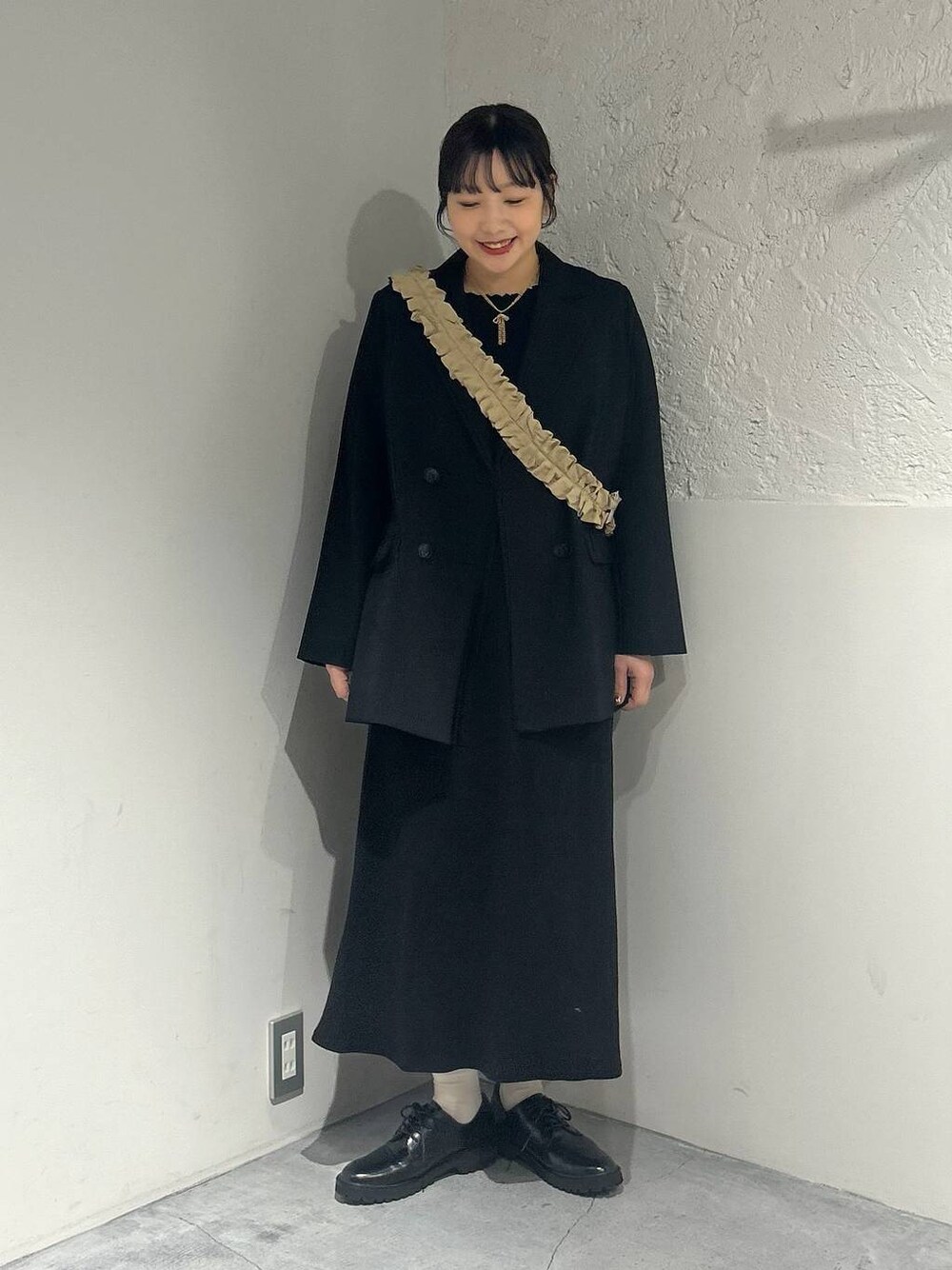 「着痩せ・細見え、カジュアル、体型カバー、デートコーデ、ママコーデ、秋コーデ、ローリーズスタイル_LOWRYS FARM、公認インフルエンサー_LOWRYS FARM、大人女子カジュアル_LOWRYS FARM、高見え、LOWRYS FARM、ジャケット、ワンピース」｜「LOWRYS FARMのマニッシュシューズ　103908（モカシン/デッキシューズ、ブラック系）」を使った、marina  さん（レディース・160cm）の春コーディネートの1枚目の写真