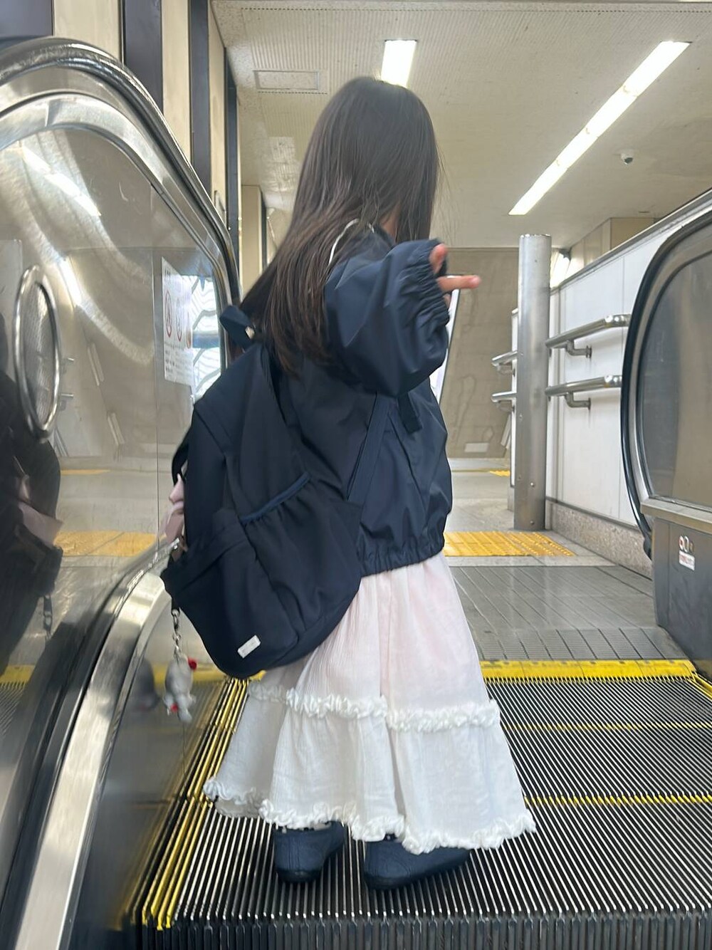 ホワイト系のスカートを着用したレディースの春コーディネートの1枚目の写真