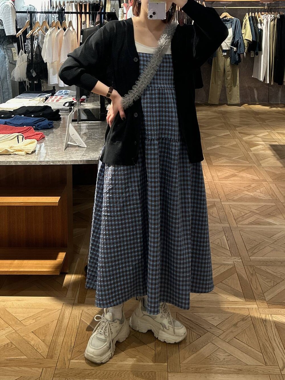「ママコーデ、着痩せ・細見え、カジュアル、体型カバー、ローリーズスタイル_LOWRYS FARM、公認インフルエンサー_LOWRYS FARM、大人女子カジュアル_LOWRYS FARM、高見え、LOWRYS FARM、ワンピース、デートコーデ、キャミワンピース、春コーデ、夏コーデ」｜「LOWRYS FARMのチェックティアードポコキャミワンピース 102212（ワンピース、ブルー系）」を使った、marina  さん（レディース・160cm）の春コーディネートの1枚目の写真