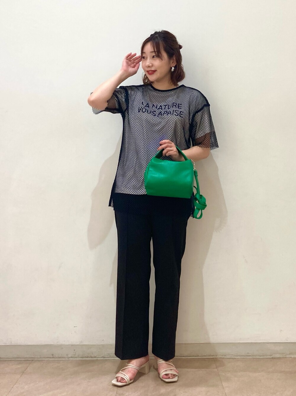 ブラック系のTシャツ/カットソー、ホワイト系のTシャツ/カットソー、オレンジ系のショルダーバッグを着用したレディースの夏コーディネートの1枚目の写真