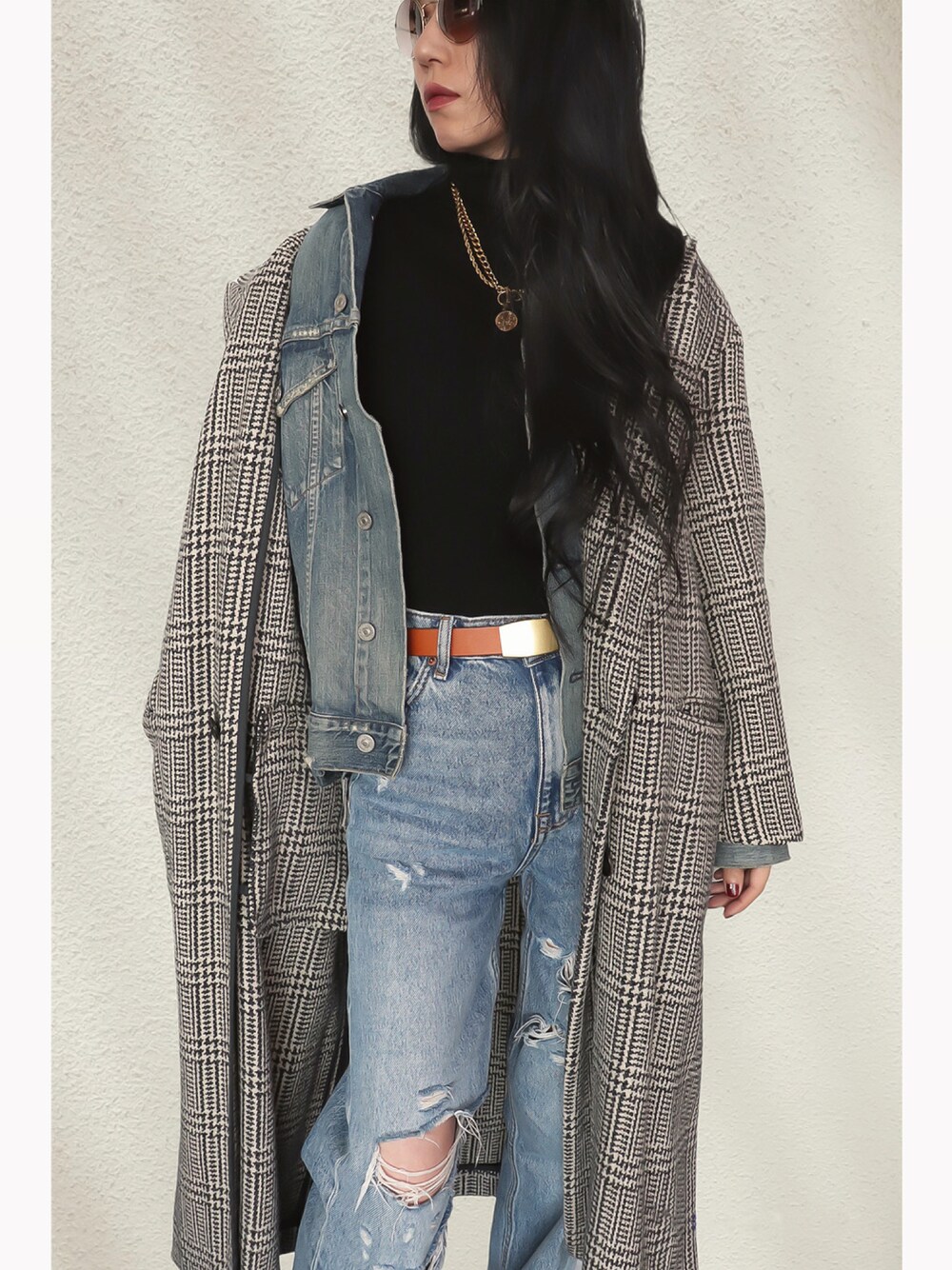「大人カジュアル、オーバーサイズ、あったかコーデ、レイヤードスタイル、メンズライク、タートルネック、ZARA、デニムパンツ、デニムジャケット、大人コーデ、ユニクロ、オトナカジュアル、ゴールドアクセ」｜「UNIQLOのエクストラファインメリノリブタートルネックセーター（長袖）（ニット/セーター、ブラック系）」を使った、Gataさん（レディース・162cm）の冬コーディネートの1枚目の写真