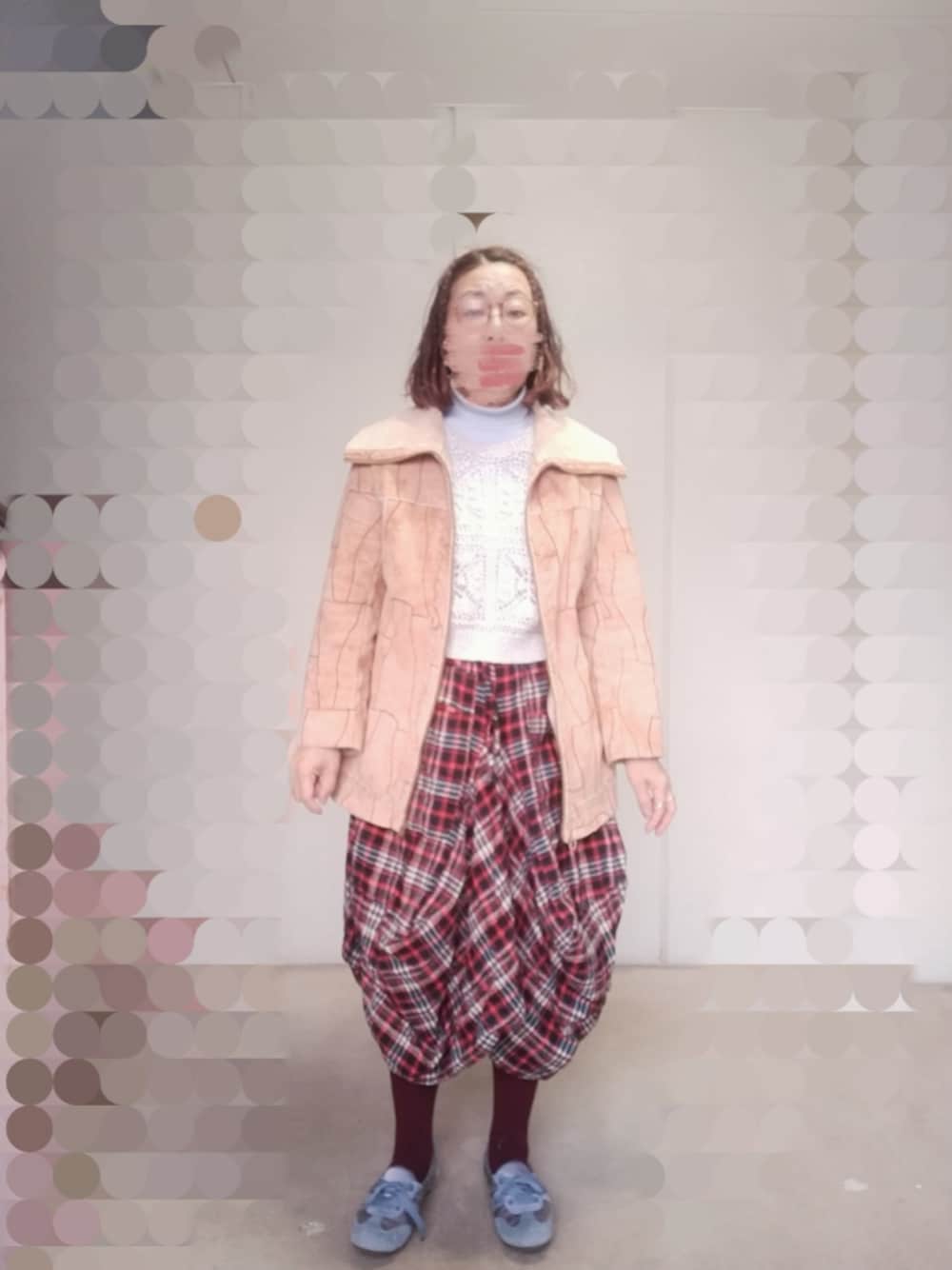 ブルー系のバレエシューズ、その他のパンツ、ベージュ系のムートンコートを着用したレディースの春コーディネートの1枚目の写真