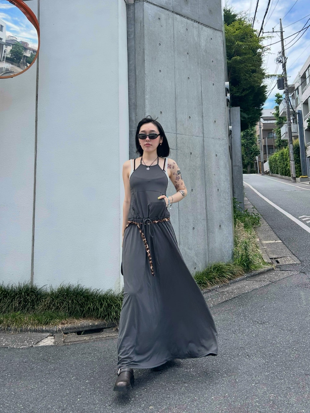 「ワンピース、夏コーデ、グレー、フィグアンドヴァイパー(FIG&VIPER)、FIG&VIPER」｜「FIG&VIPERのホルターネックルーズロングOP（ワンピース、グレー系）」を使った、FIG&VIPER_NOZOHAさん（レディース・165cm）の夏コーディネートの1枚目の写真