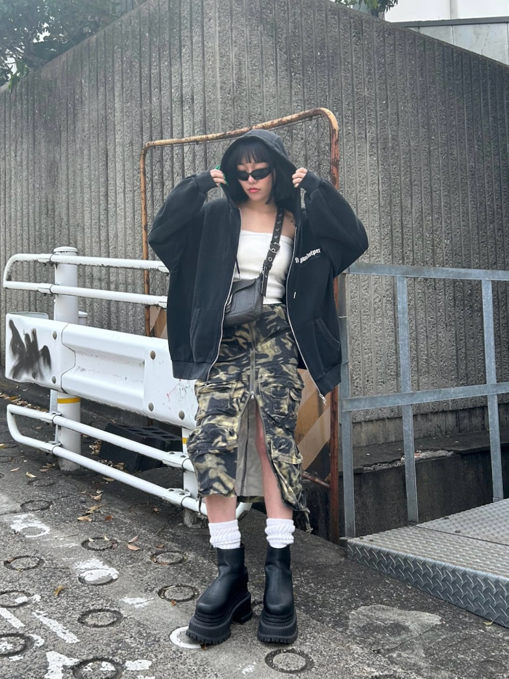 「FIG&VIPER、figandviper、春服コーデ、ootd」｜「FIG&VIPERのLOGO BIGフーディ（パーカー、ブラック系）」を使った、FIG&VIPER_NOZOHAさん（レディース・165cm）の春コーディネートの1枚目の写真