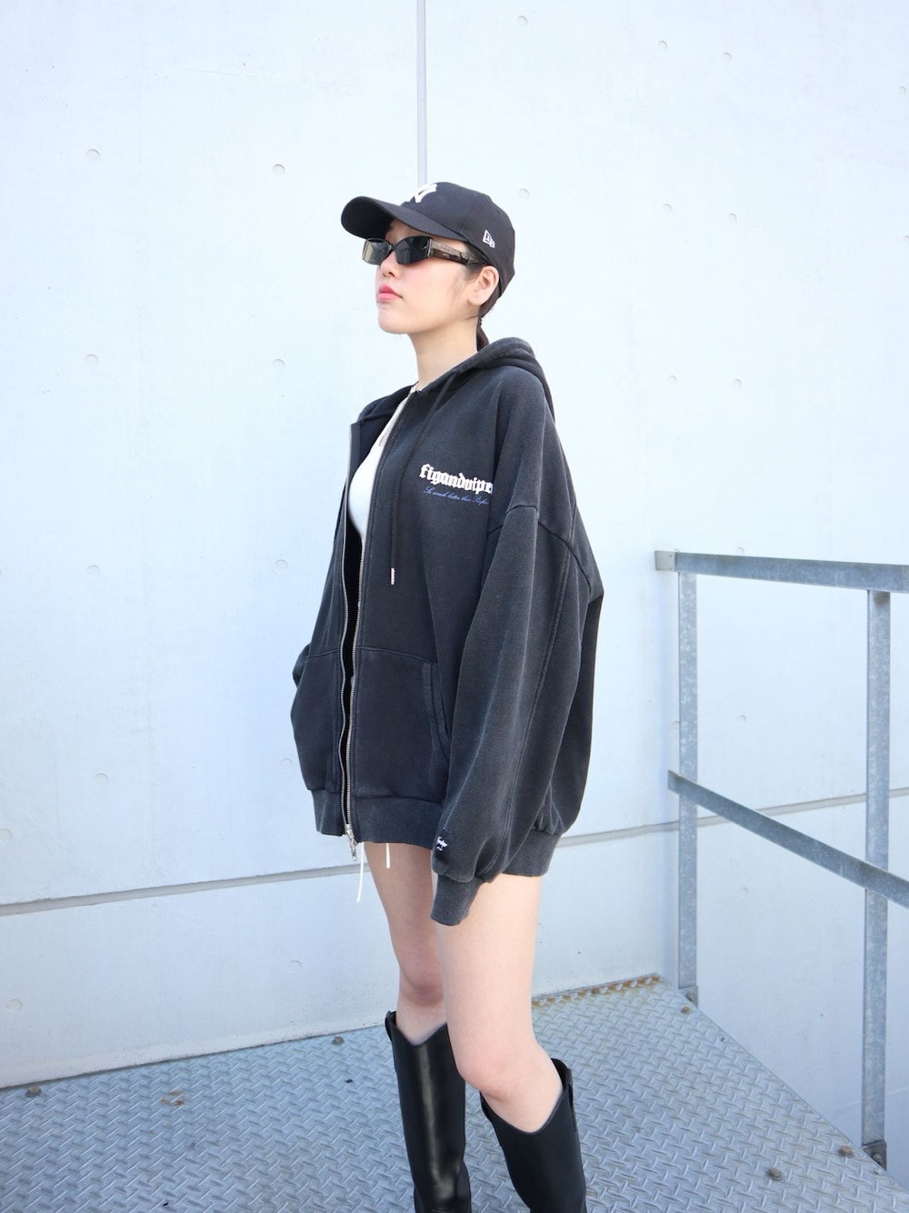 「セットアップ、フーディー、パーカー、FIG&VIPER、フィグアンドヴァイパー(FIG&VIPER)」｜「FIG&VIPERのLOGO BIGフーディ（パーカー、ブラック系）」を使った、FIG&VIPER_NOZOHAさん（レディース・165cm）の春コーディネートの1枚目の写真