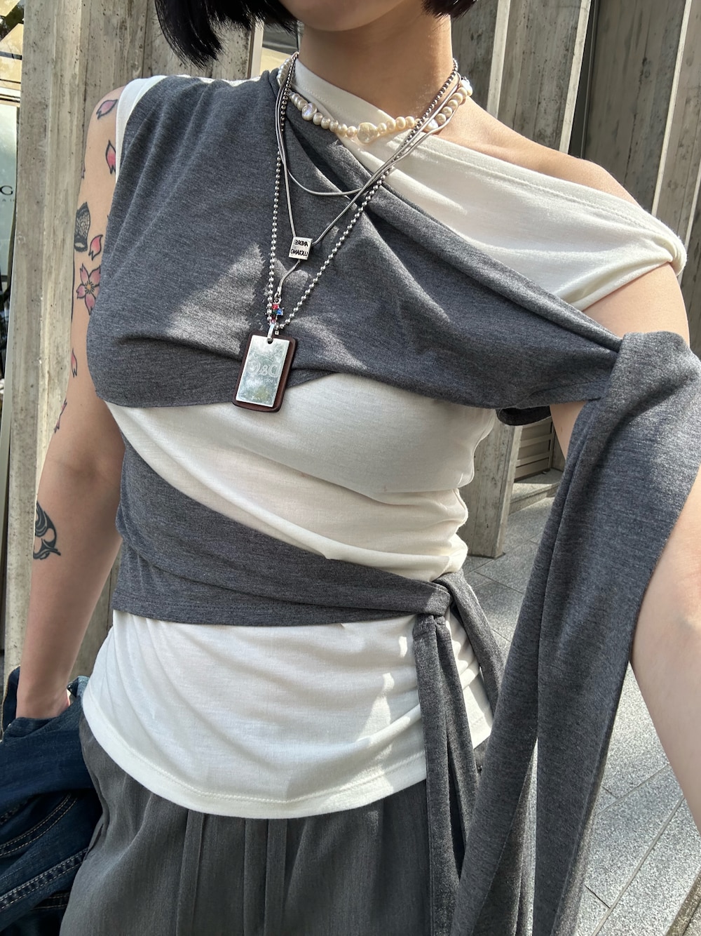 「レイヤードスタイル、タンクトップ、フィグアンドヴァイパー(FIG&VIPER)、FIG&VIPER」｜「FIG&VIPERのレイヤードリボンカットTOP（Tシャツ/カットソー、ホワイト系）」を使った、FIG&VIPER_NOZOHAさん（レディース・165cm）の春コーディネートの1枚目の写真