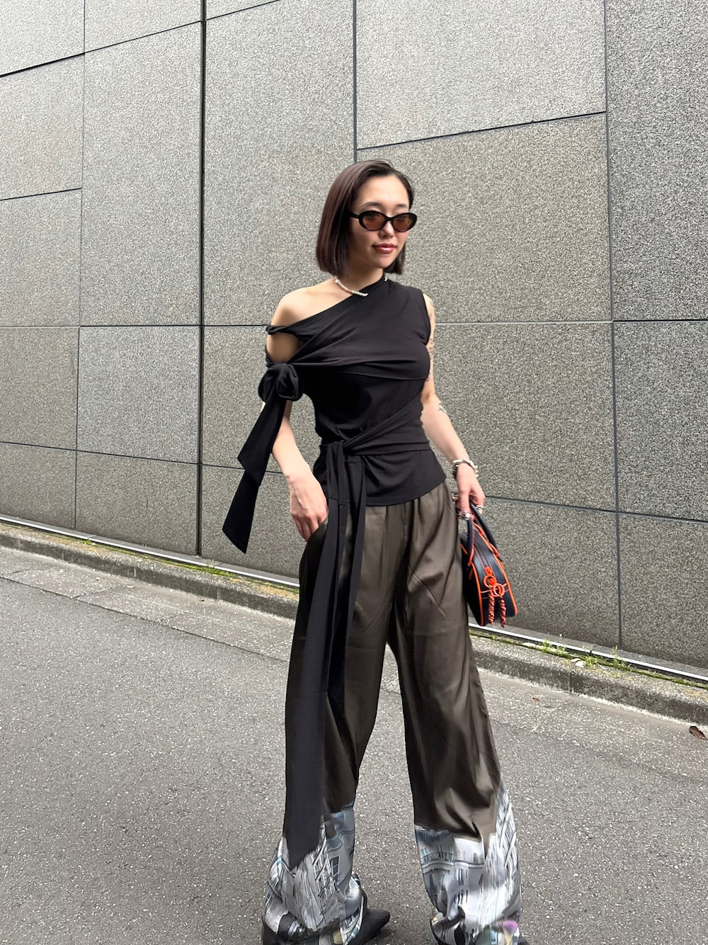 「FIG&VIPER、フィグアンドヴァイパー(FIG&VIPER)、レイヤードスタイル、ブラック」｜「FIG&VIPERのレイヤードリボンカットTOP（Tシャツ/カットソー、ブラック系）」を使った、FIG&VIPER_NOZOHAさん（レディース・165cm）の春コーディネートの1枚目の写真