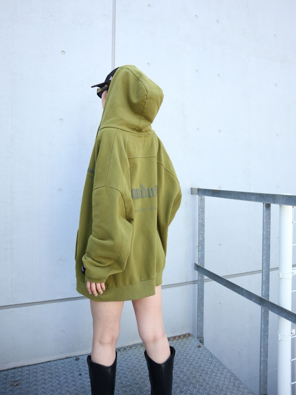 「セットアップ、パーカー、フーディー、FIG&VIPER、figandviper、フィグアンドヴァイパー(FIG&VIPER)」｜「FIG&VIPERのLOGO BIGフーディ（パーカー、グリーン系）」を使った、FIG&VIPER_NOZOHAさん（レディース・165cm）の春コーディネートの1枚目の写真
