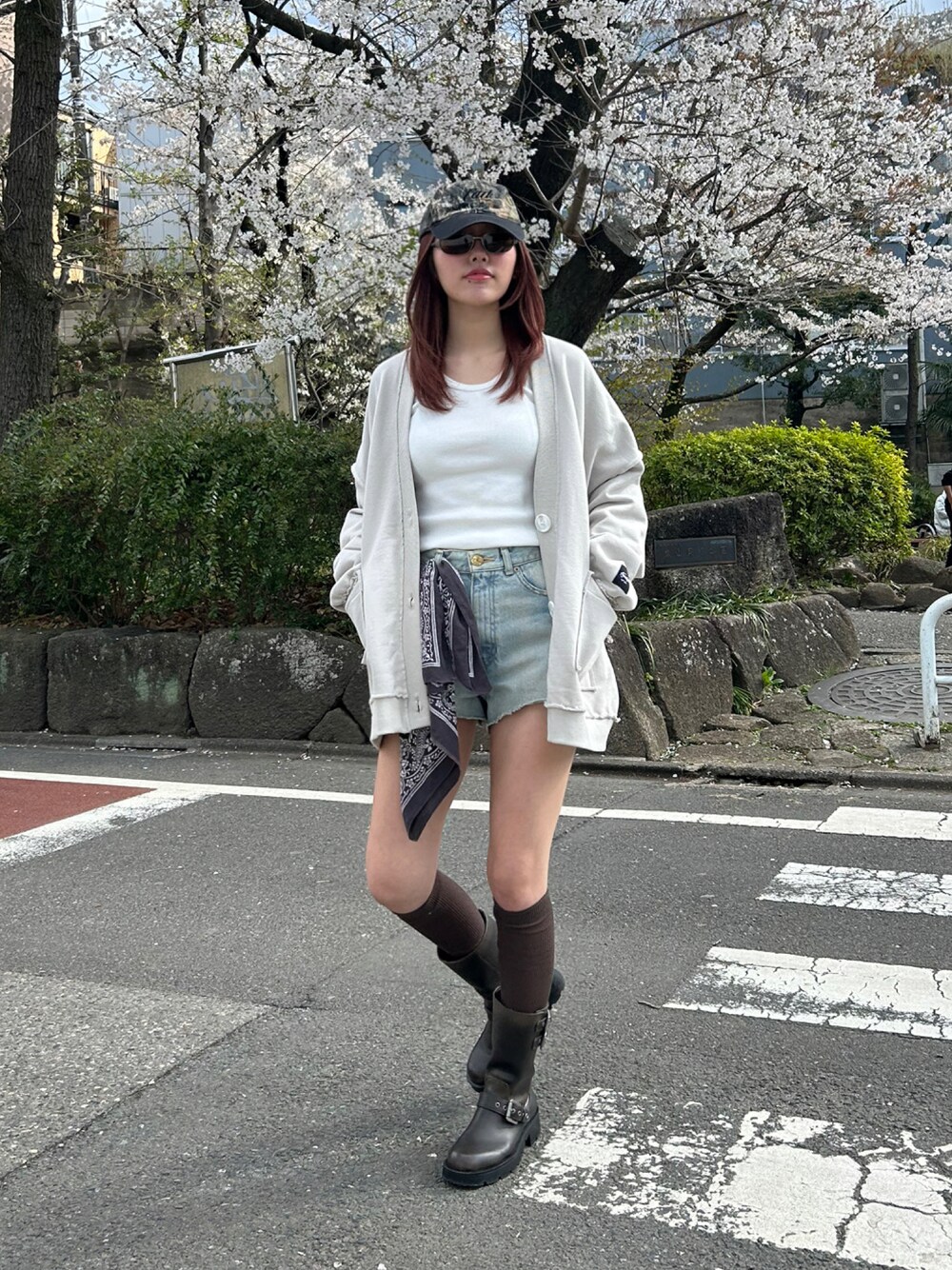 「春ファッション、ootd、FIG&VIPER、figandviper、フィグアンドヴァイパー(FIG&VIPER)、カーディガン、スウェット」｜「FIG&VIPERのアウトシームlogoスウェットカーデ（カーディガン/ボレロ、グレー系）」を使った、FIG&VIPER_NOZOHAさん（レディース・165cm）の春コーディネートの1枚目の写真