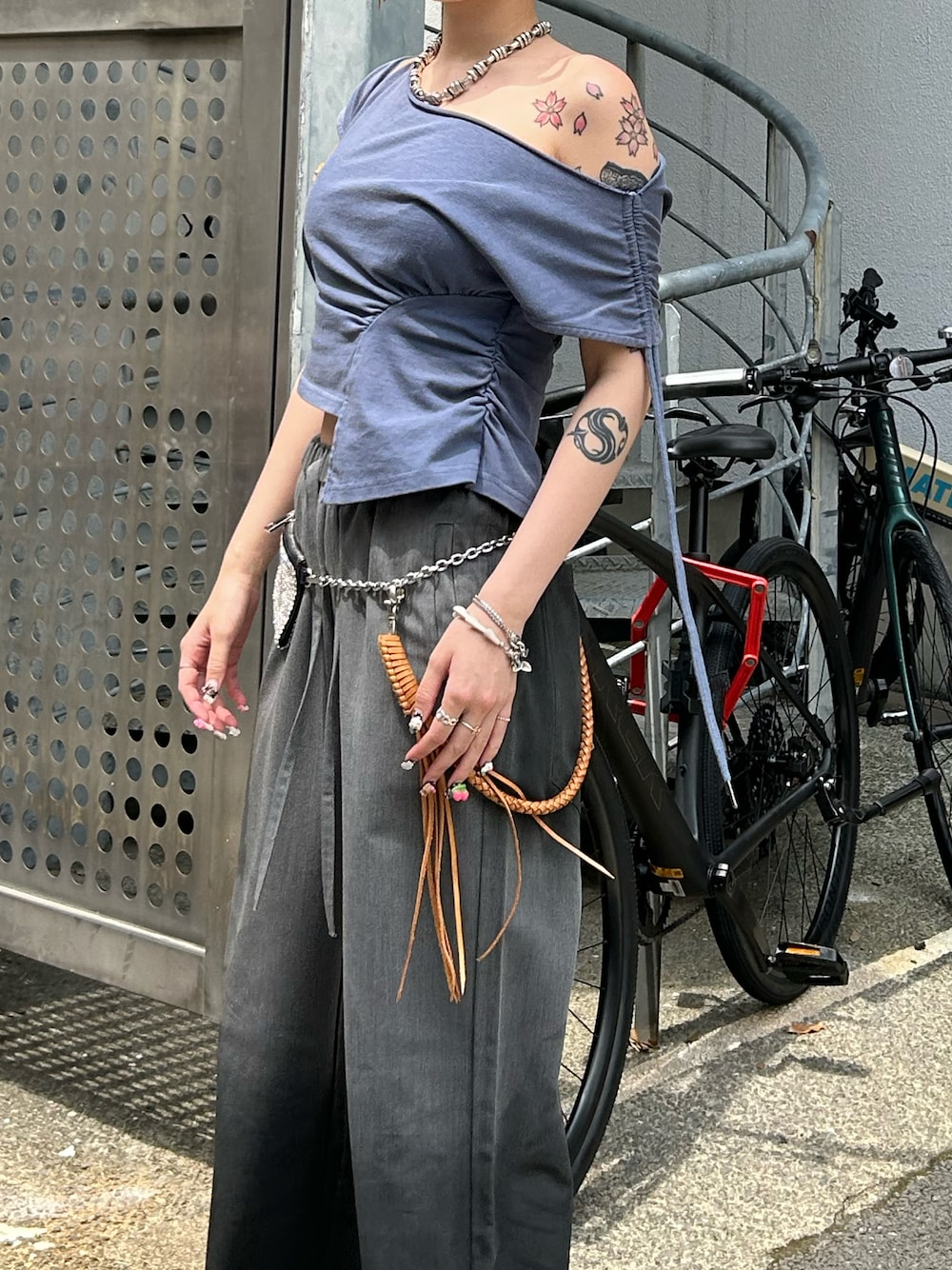 「古着MIX、ワンショルダー、フィグアンドヴァイパー(FIG&VIPER)、FIG&VIPER」｜「FIG&VIPERのWashedデザインギャザーTOP（Tシャツ/カットソー、ブルー系）」を使った、FIG&VIPER_NOZOHAさん（レディース・165cm）の夏コーディネートの1枚目の写真