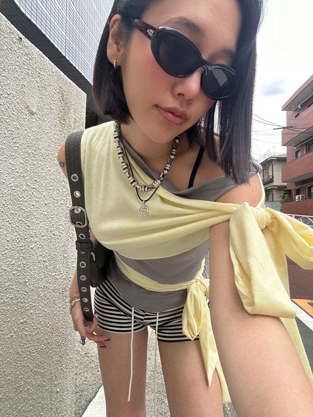 「FIG&VIPER、フィグアンドヴァイパー(FIG&VIPER)、レイヤードスタイル、イエロー」｜「FIG&VIPERのレイヤードリボンカットTOP（Tシャツ/カットソー、イエロー系）」を使った、FIG&VIPER_NOZOHAさん（レディース・165cm）の春コーディネートの1枚目の写真