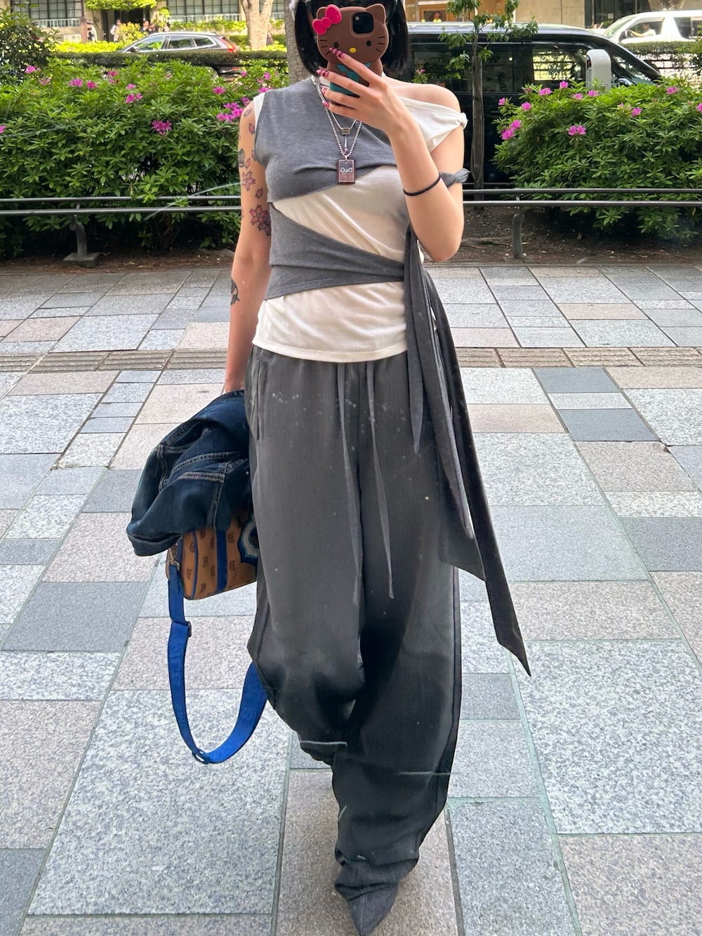 「セットアップ、フィグアンドヴァイパー(FIG&VIPER)、FIG&VIPER」｜「FIG&VIPERのレイヤードリボンカットTOP（Tシャツ/カットソー、ホワイト系）」を使った、FIG&VIPER_NOZOHAさん（レディース・165cm）の春コーディネートの1枚目の写真