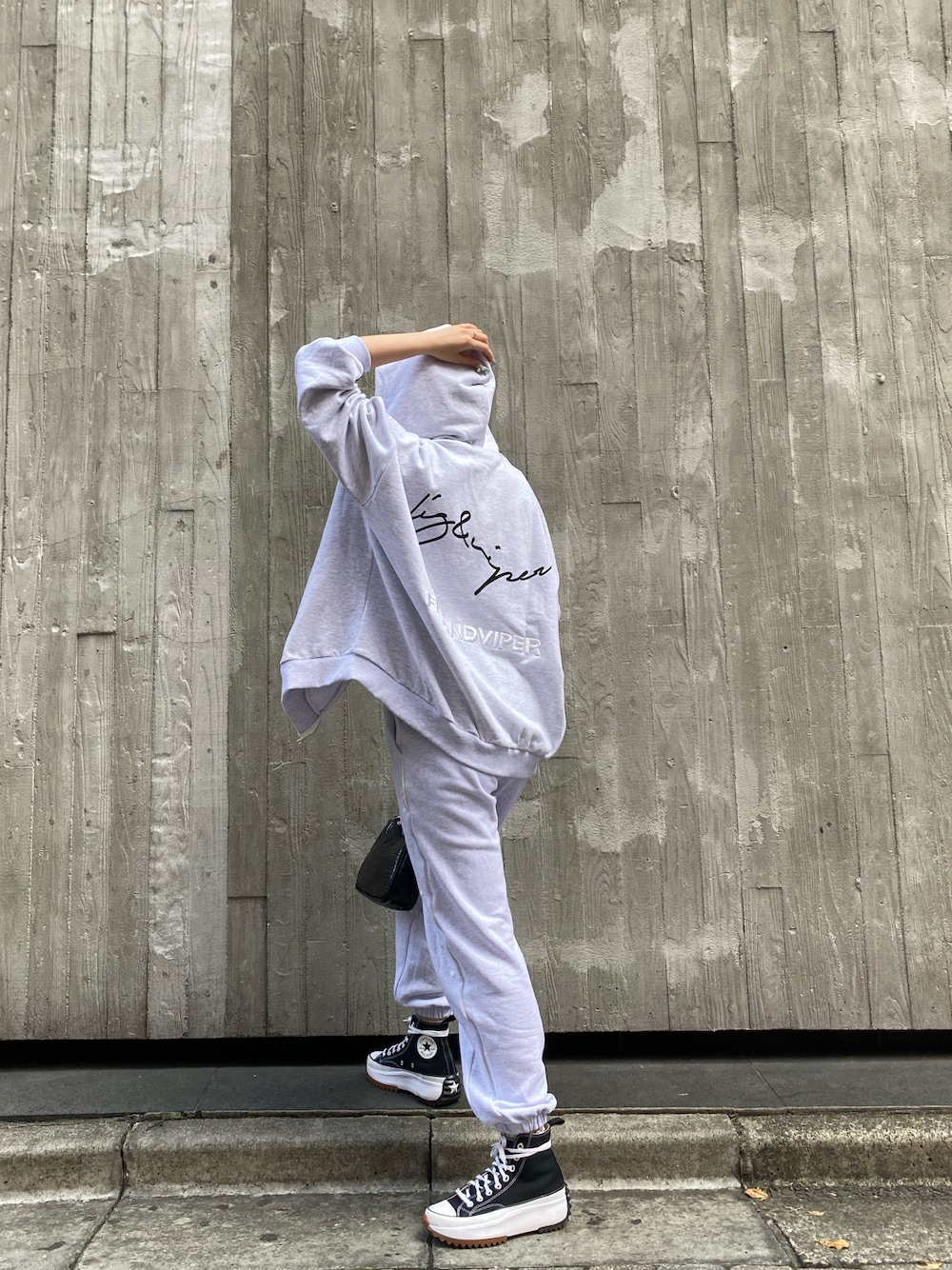 「シンプルコーデ、春、FIG&VIPER、フィグアンドヴァイパー(FIG&VIPER)、スウェット、休日スタイル、セットアップ」｜「FIG&VIPERのLOGOボリュームZIPフーディ―（パーカー、グレー系）」を使った、FIG&VIPER_NOZOHAさん（レディース・165cm）の春コーディネートの1枚目の写真