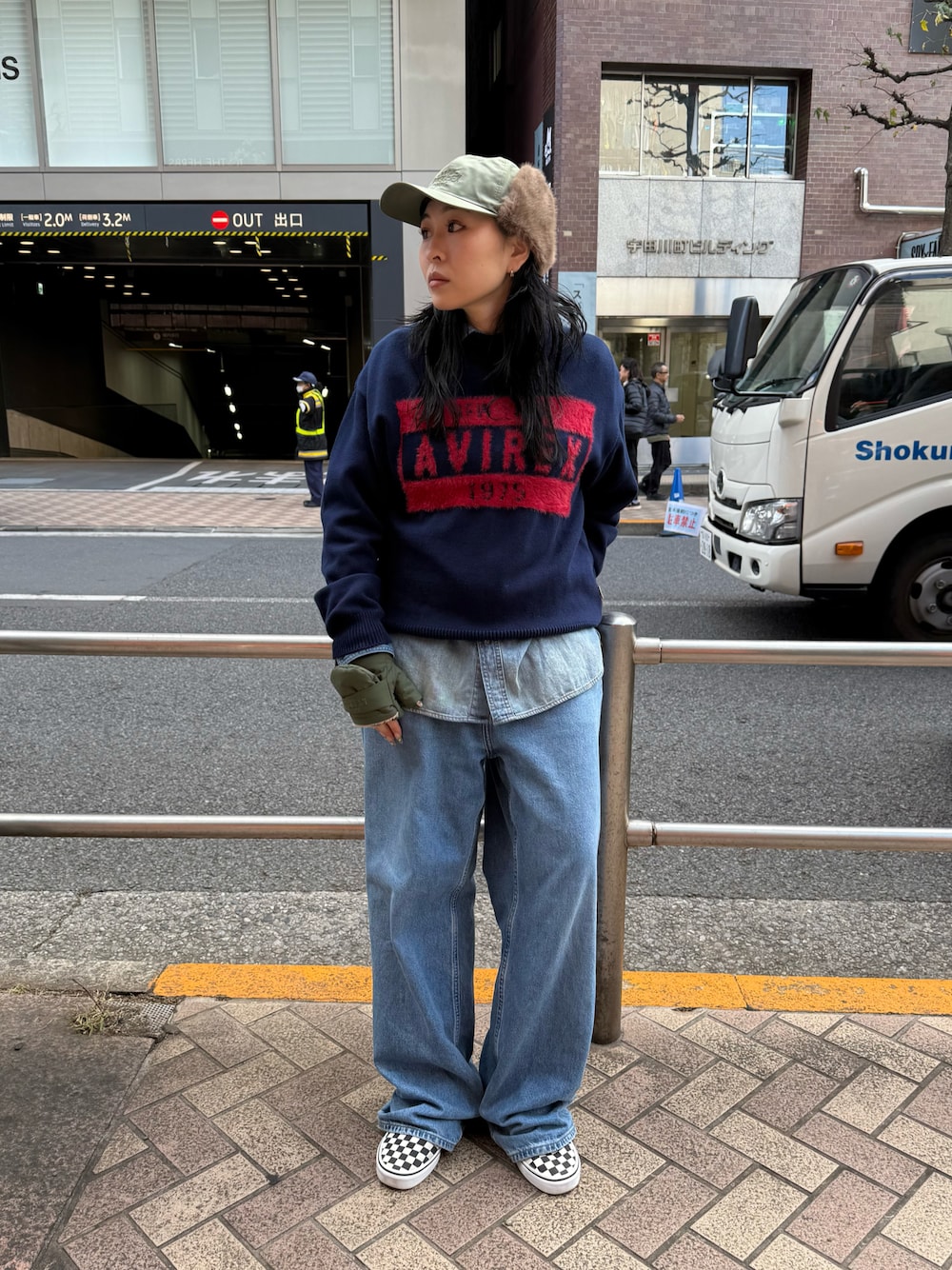 ブルー系のニット/セーター、グリーン系のキャップ、グリーン系の手袋を着用したレディースの秋コーディネートの1枚目の写真