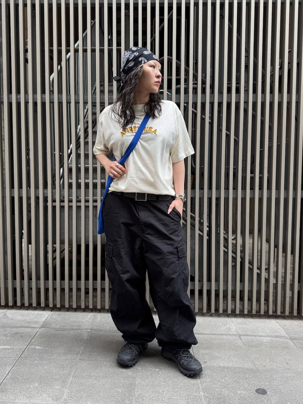 ホワイト系のTシャツ/カットソー、ブラック系のカーゴパンツ、ブラック系のベルトを着用したレディースの夏コーディネートの1枚目の写真