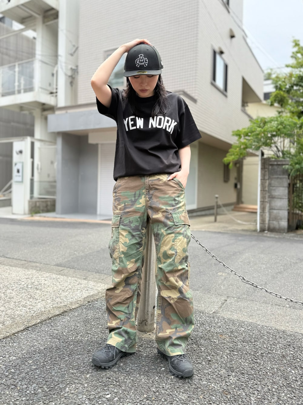 「AVIREX、ミリタリー、ミリタリーコーデ、キャップ、NEWERA、初夏コーデ、カジュアルスタイル、メンズライク、迷彩、スニーカー、メンズファッション、Tシャツ、夏コーデ、夏ファッション、着回しコーデ」｜「AVIREXの《AVIREX×NEW ERA》LOW PROFILE 59FIFTY "AC" / ロウ プロファイル 59フィフティ / アヴィレックス / ニューエラ（キャップ、ブラック系）」を使った、sayaさん（レディース・157cm）の春コーディネートの1枚目の写真
