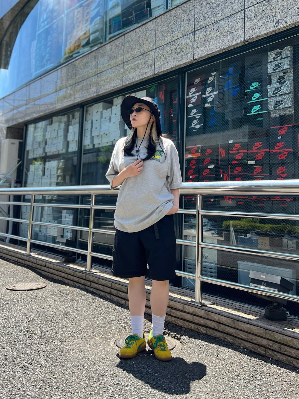 「AVIREX、フェスコーデ、夏だ！Tシャツ着よう！、サファリハット、オーバーサイズ、ショートパンツ、スニーカー、フェススタイル、カジュアル、カジュアルコーデ、休日コーデ、休日スタイル、Tシャツ、いいね、save、フォローお願いします🤑、おしゃれさんと繋がりたい」｜「AVIREXの《直営店限定》REMOVAL ACTIVE CARGO PANTS / リモーバル アクティブ カーゴパンツ / AVIREX / アヴィレックス（カーゴパンツ、ブラック系）」を使った、sayaさん（レディース・157cm）の夏コーディネートの1枚目の写真