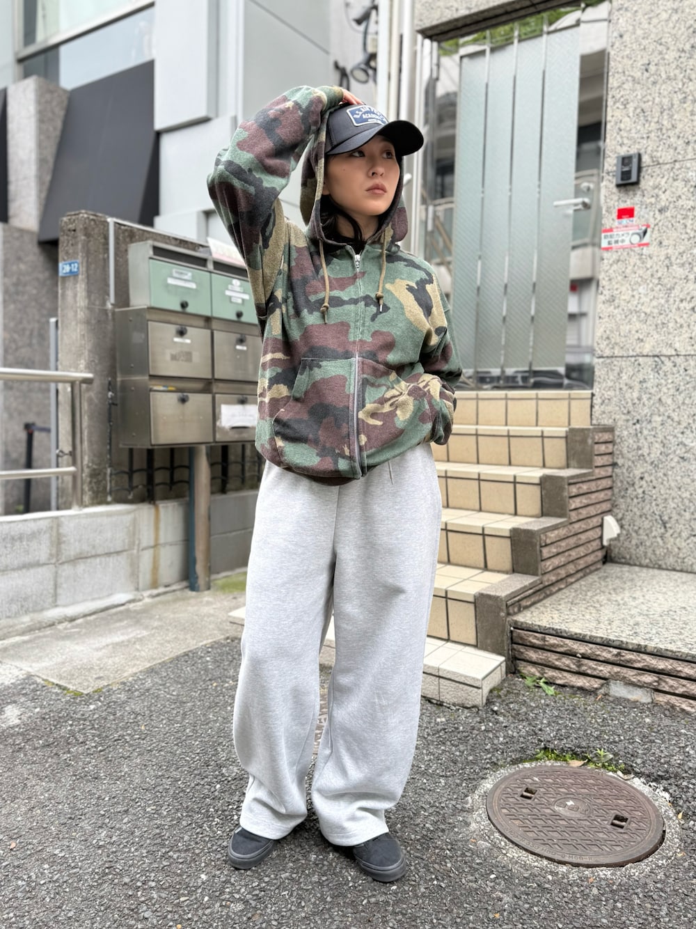 「AVIREX、パーカー、キャップ、スウェットパンツ、スウェット、VANS、スニーカー、休日スタイル、休日コーデ、ラフコーデ、メンズライク、ラフスタイル、メッシュキャップ、パンツスタイル、着回しコーデ」｜「AVIREXの《直営店限定》PILE CAMO ZIP UP HOODIE / パイル カモ ジップアップ フーディー / AVIREX / アヴィレックス（パーカー、その他）」を使った、sayaさん（レディース・157cm）の春コーディネートの1枚目の写真