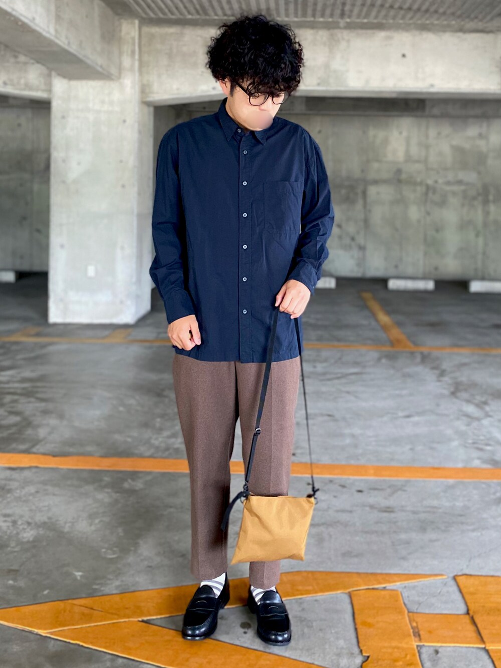 「おしゃれになりたい、自分磨き、ユニクロ、GU、無印良品、おしゃれさんと繋がりたい、シャツ、シャツスタイル、スラックス、サコッシュ、ネイビー」｜「UNIQLOのエクストラファインコットンブロードオーバーサイズシャツ（長袖）（シャツ/ブラウス、ブルー系）」を使った、コウスケさん（メンズ・168cm）の夏コーディネートの1枚目の写真