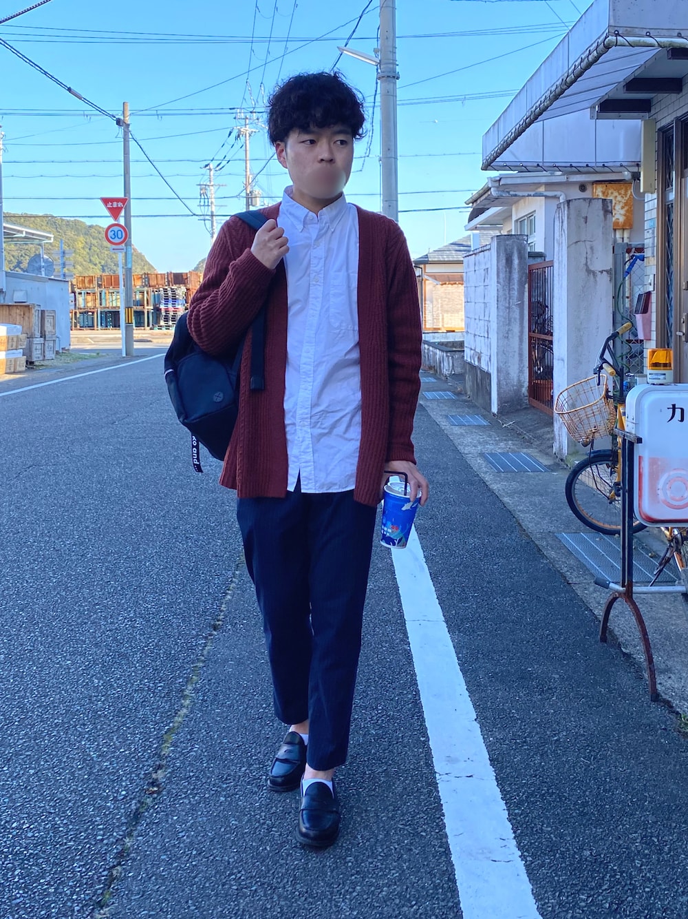 「おしゃれになりたい、自分磨き、グローバルワーク(GLOBAL WORK)、ユニクロ、GU、niko and ...、おしゃれさんと繋がりたい、カーディガン、白シャツ、シャツ、スラックス、春コーデ」｜「GLOBAL WORKのマルチケアニットカーディガン/852596（カーディガン/ボレロ、レッド系）」を使った、コウスケさん（メンズ・168cm）の春コーディネートの1枚目の写真