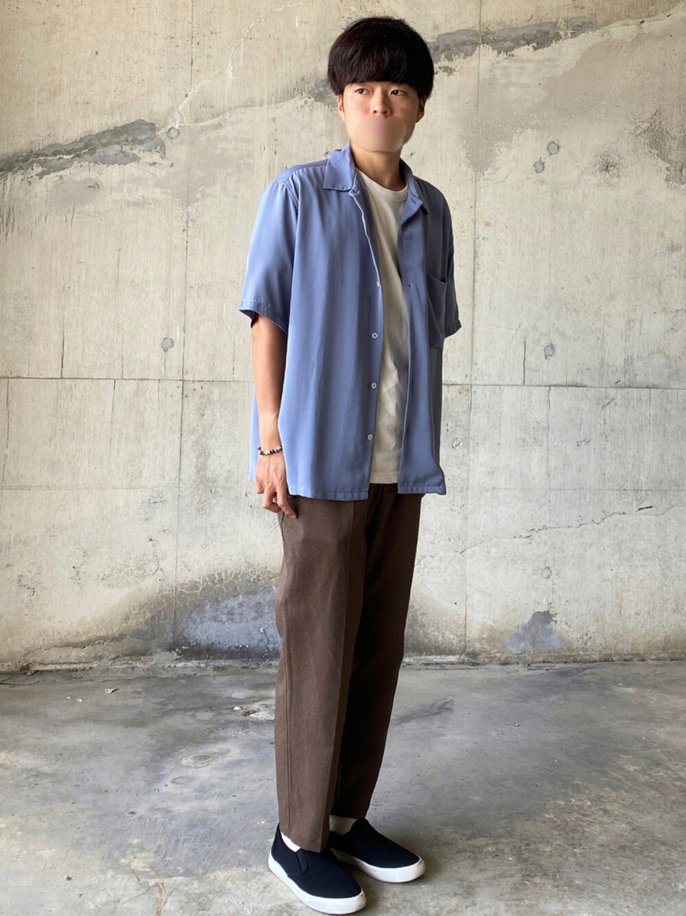 ブルー系のシャツ/ブラウス、ベージュ系のTシャツ/カットソー、ブラウン系のスラックスを着用したメンズの秋コーディネートの1枚目の写真
