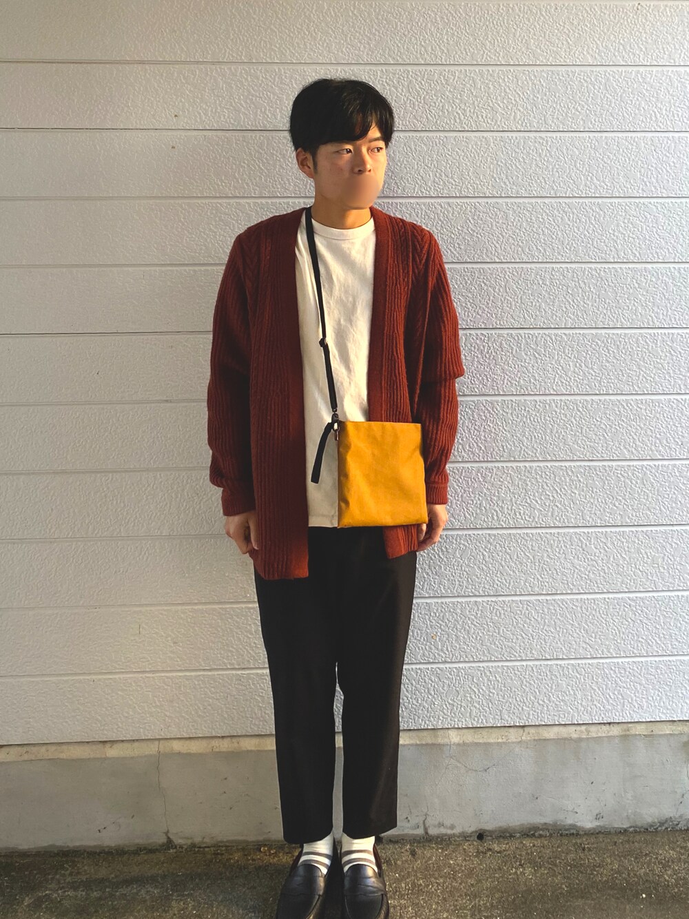 レッド系のカーディガン/ボレロ、ホワイト系のTシャツ/カットソー、ブラウン系のボディバッグ/ウエストポーチを着用したメンズの冬コーディネートの1枚目の写真