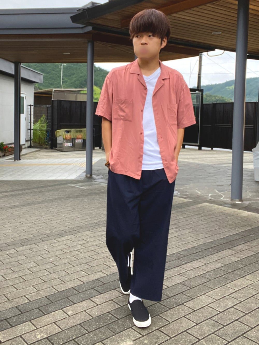 ピンク系のシャツ/ブラウス、ブルー系のスラックスを着用したメンズの夏コーディネートの1枚目の写真