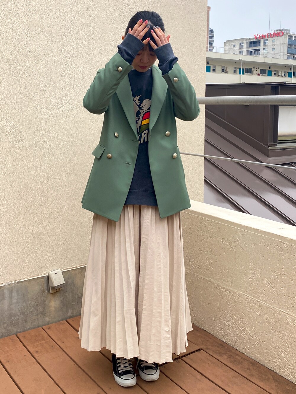 「古着、古着MIX、ジャケット、コンバース、春コーデ、春、春色、パステルカラー、高身長コーデ、高身長女子、ヘレンチア、ヘレンチアコーデ図鑑、HERENCIA」｜「RETRO GIRLのピーチプリーツスカート（スカート、ホワイト系）」を使った、れんさん（レディース・170cm）の春コーディネートの1枚目の写真