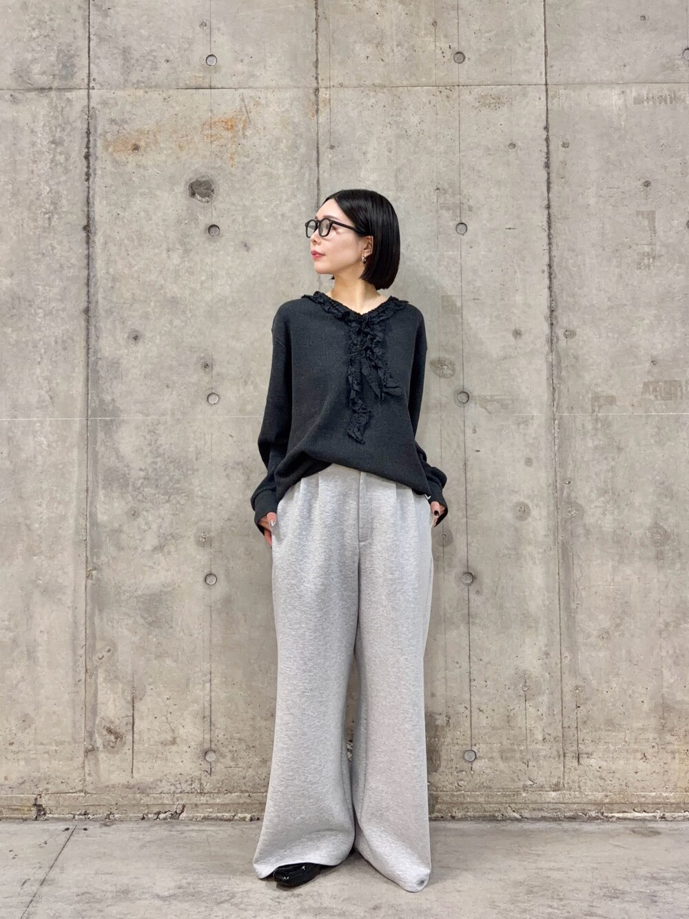 グレー系のスラックス、グレー系のTシャツ/カットソー、ブラック系のローファーを着用したレディースの春コーディネートの1枚目の写真