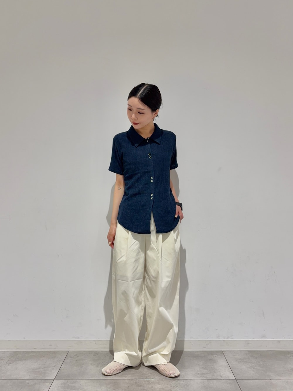 ブルー系のシャツ/ブラウス、ホワイト系のその他パンツ、ホワイト系のパンプスを着用したレディースの夏コーディネートの1枚目の写真