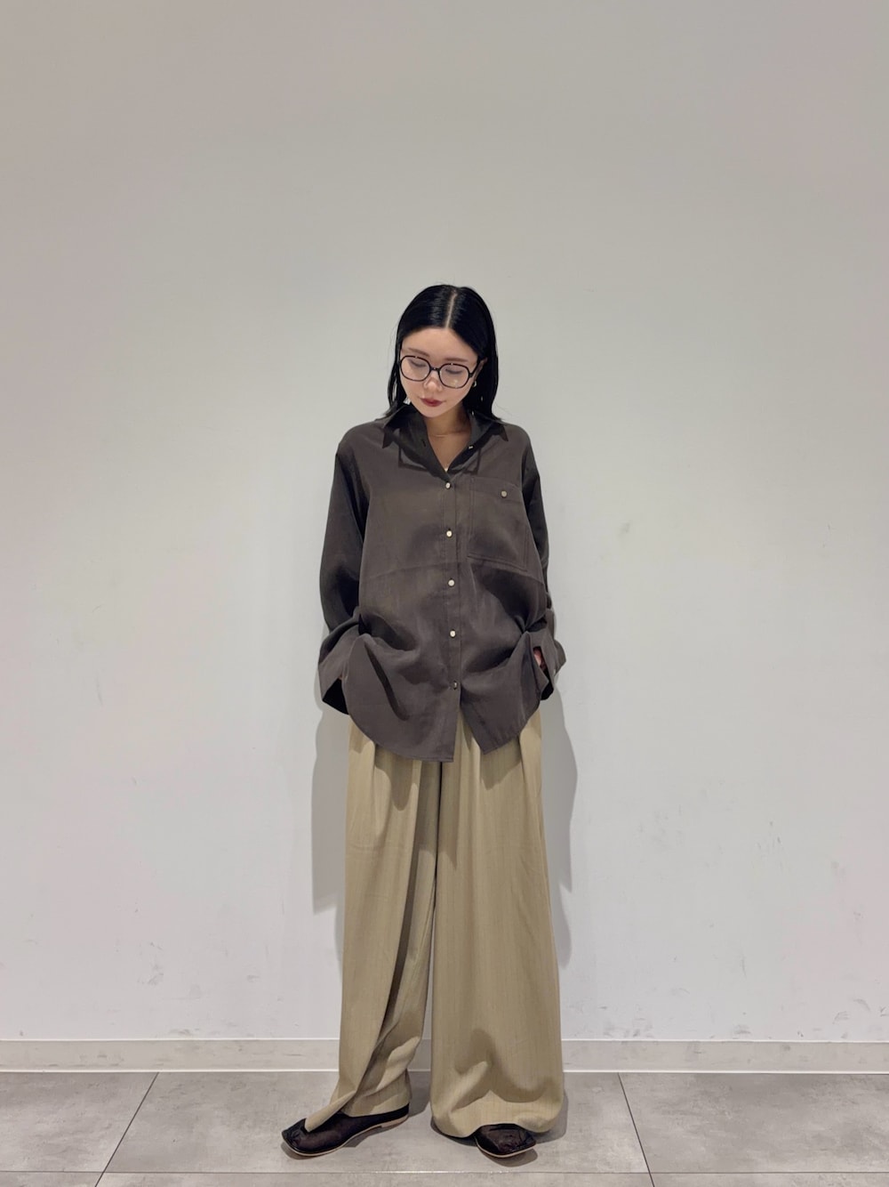 ブラウン系のシャツ/ブラウス、ベージュ系のその他パンツ、ブラック系のその他シューズを着用したレディースの夏コーディネートの1枚目の写真