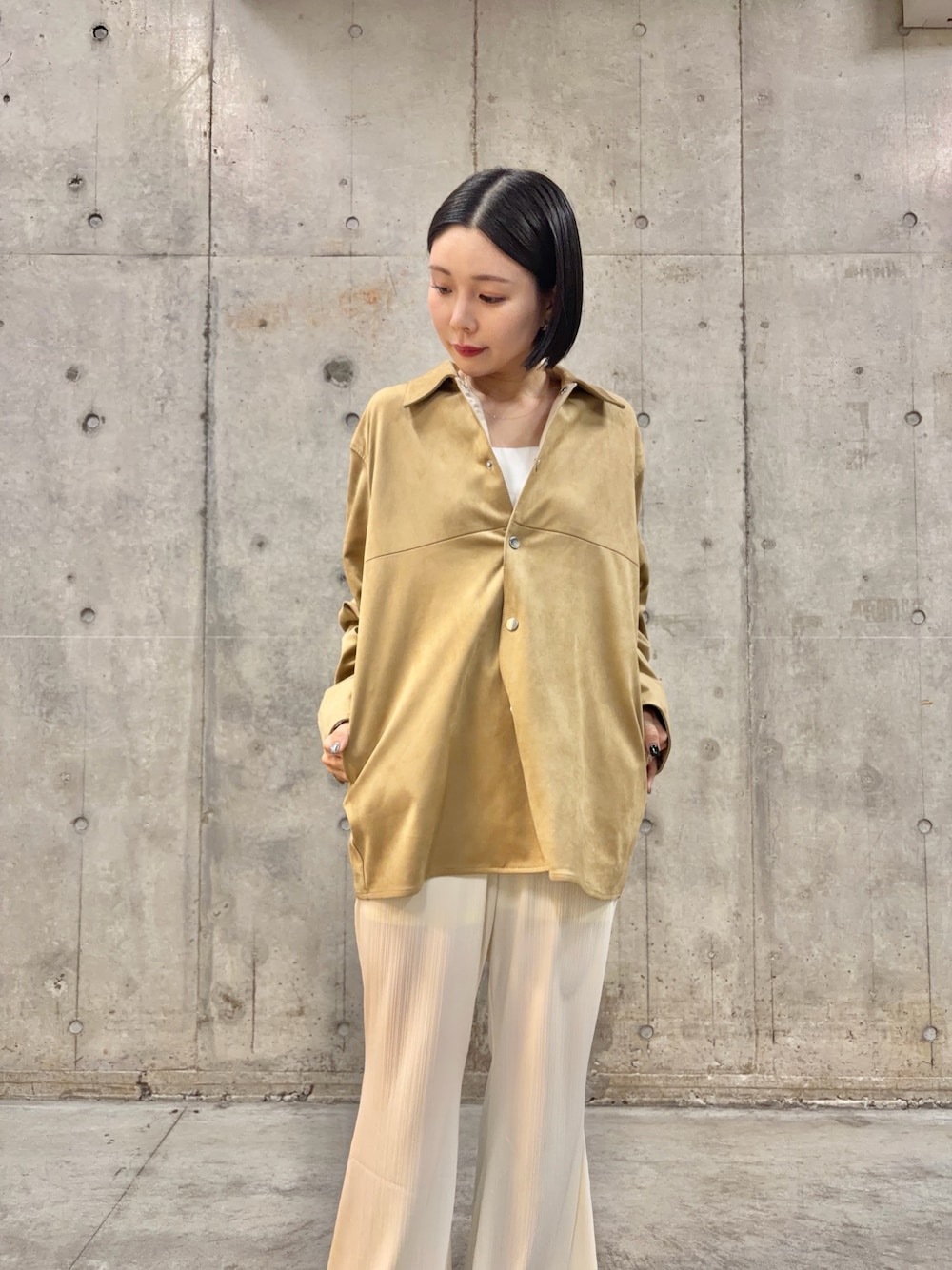 ベージュ系のその他アウター、ホワイト系のその他パンツを着用したレディースの春コーディネートの1枚目の写真