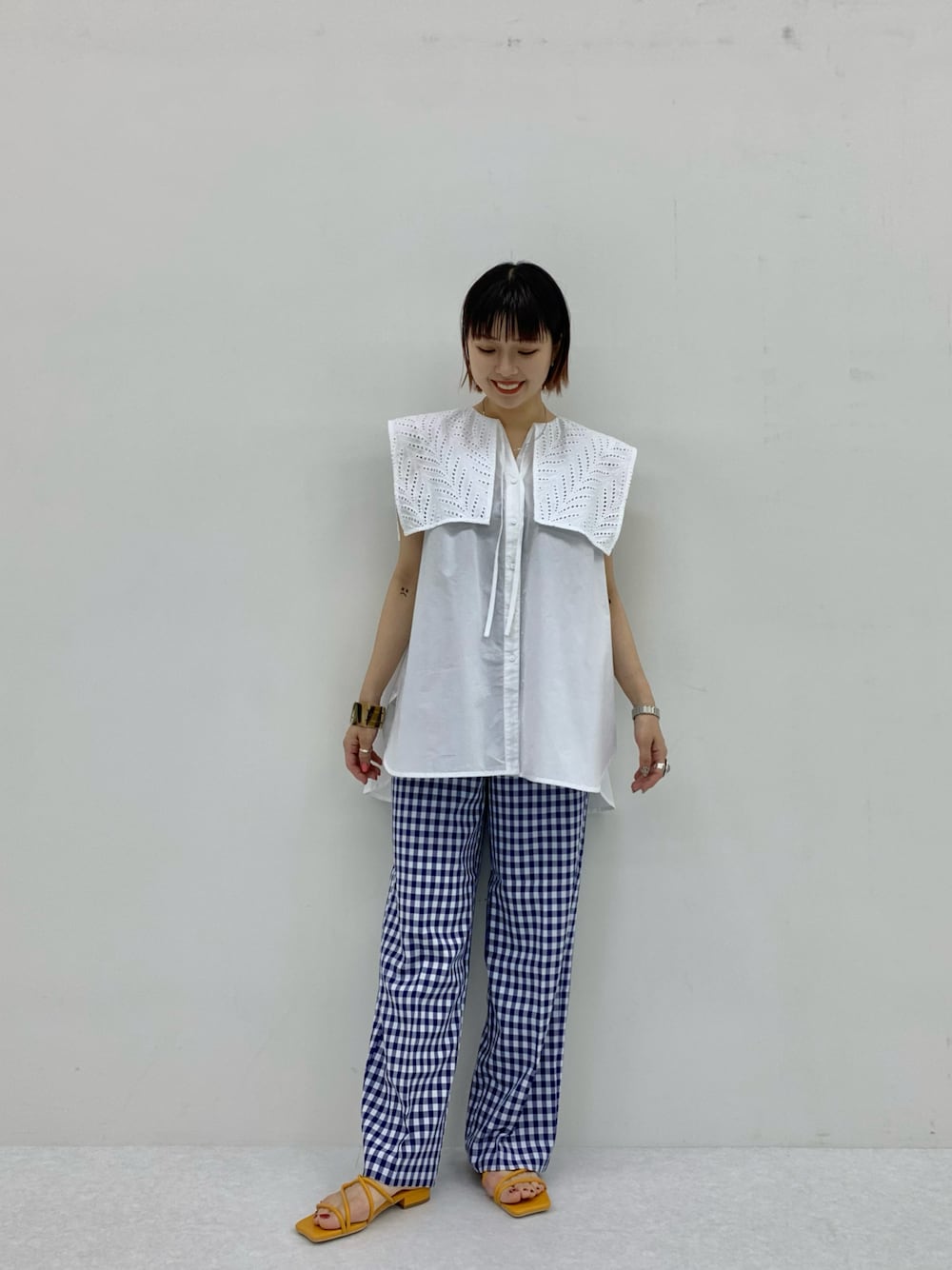 イエロー系のサンダル、ホワイト系のシャツ/ブラウス、ブルー系のその他パンツを着用したレディースの夏コーディネートの1枚目の写真