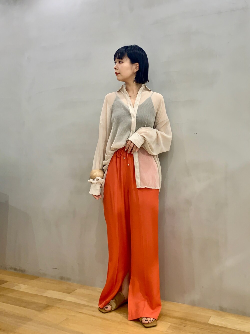 ホワイト系のサンダル、グレー系のシャツ/ブラウス、オレンジ系のその他パンツを着用したレディースの夏コーディネートの1枚目の写真