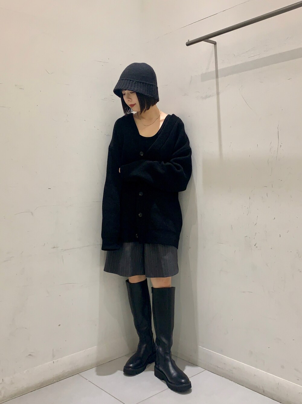 グレー系のその他パンツ、ブラック系のカーディガン/ボレロ、ブラック系のブーツを着用したレディースの秋コーディネートの1枚目の写真