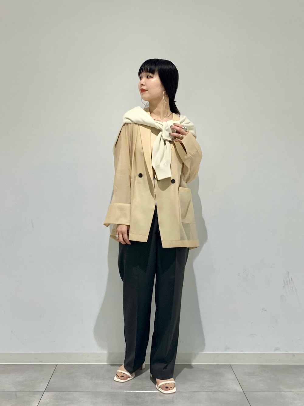 「レイヤードスタイル、大人カジュアル、プチプラ、SENSEOFPLACE、春カラー、春コーデ、低身長コーデ、スクエアトゥ、シアートップス、パステル映える春」｜「SENSE OF PLACE by URBAN RESEARCHのシアーテーラードジャケット（その他アウター、ホワイト系）」を使った、beeeさん（レディース・155cm）の春コーディネートの1枚目の写真