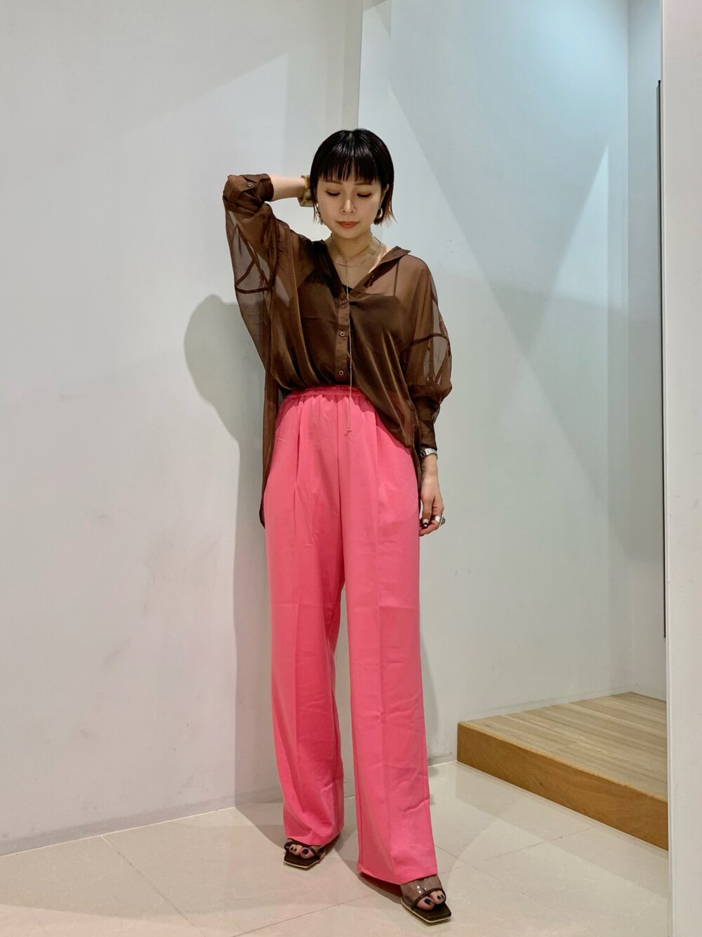 ブラウン系のシャツ/ブラウス、ピンク系のその他パンツ、パープル系のサンダルを着用したレディースの夏コーディネートの1枚目の写真