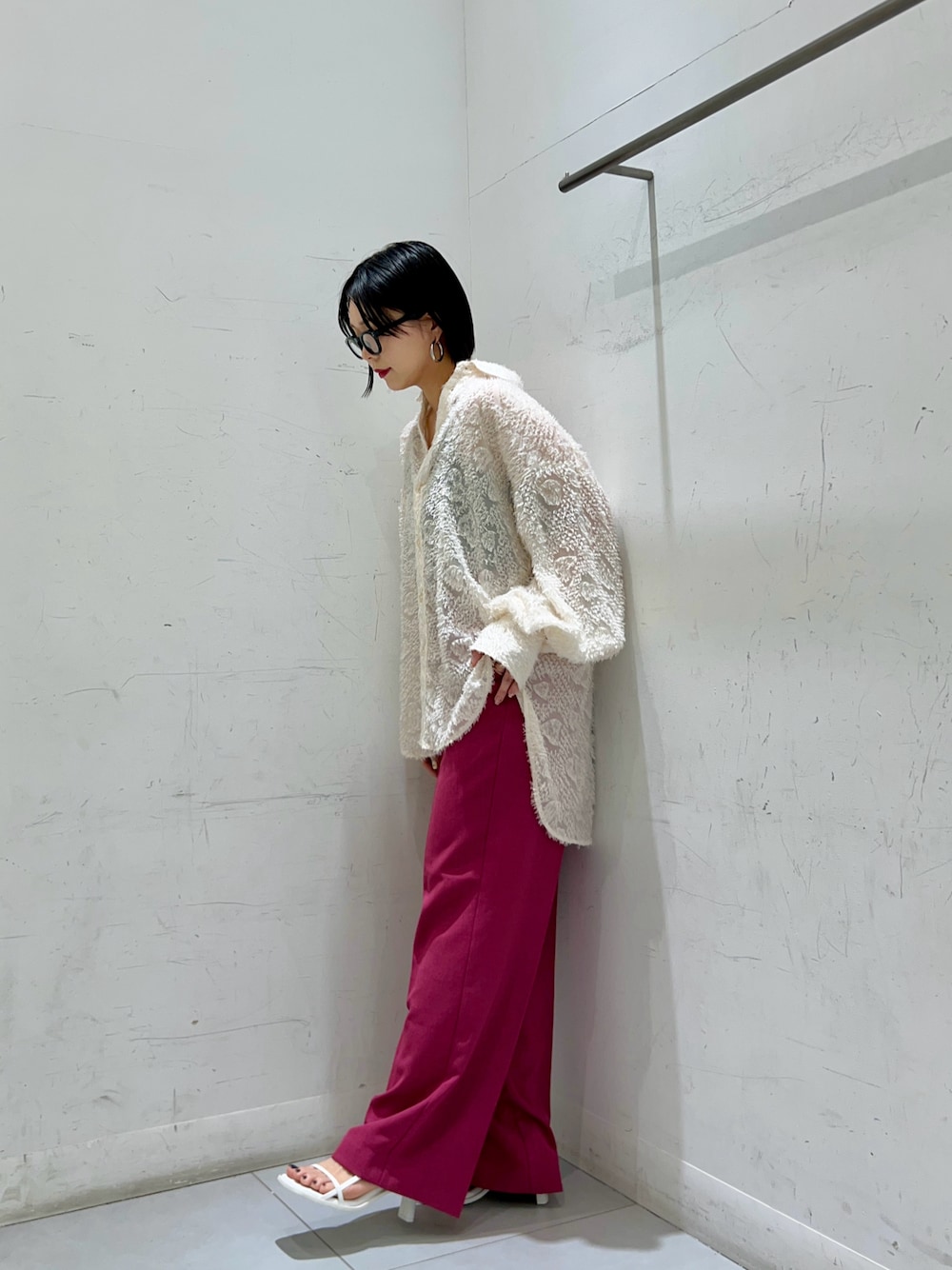 ピンク系のその他パンツ、ホワイト系のシャツ/ブラウス、ホワイト系のサンダルを着用したレディースの春コーディネートの1枚目の写真