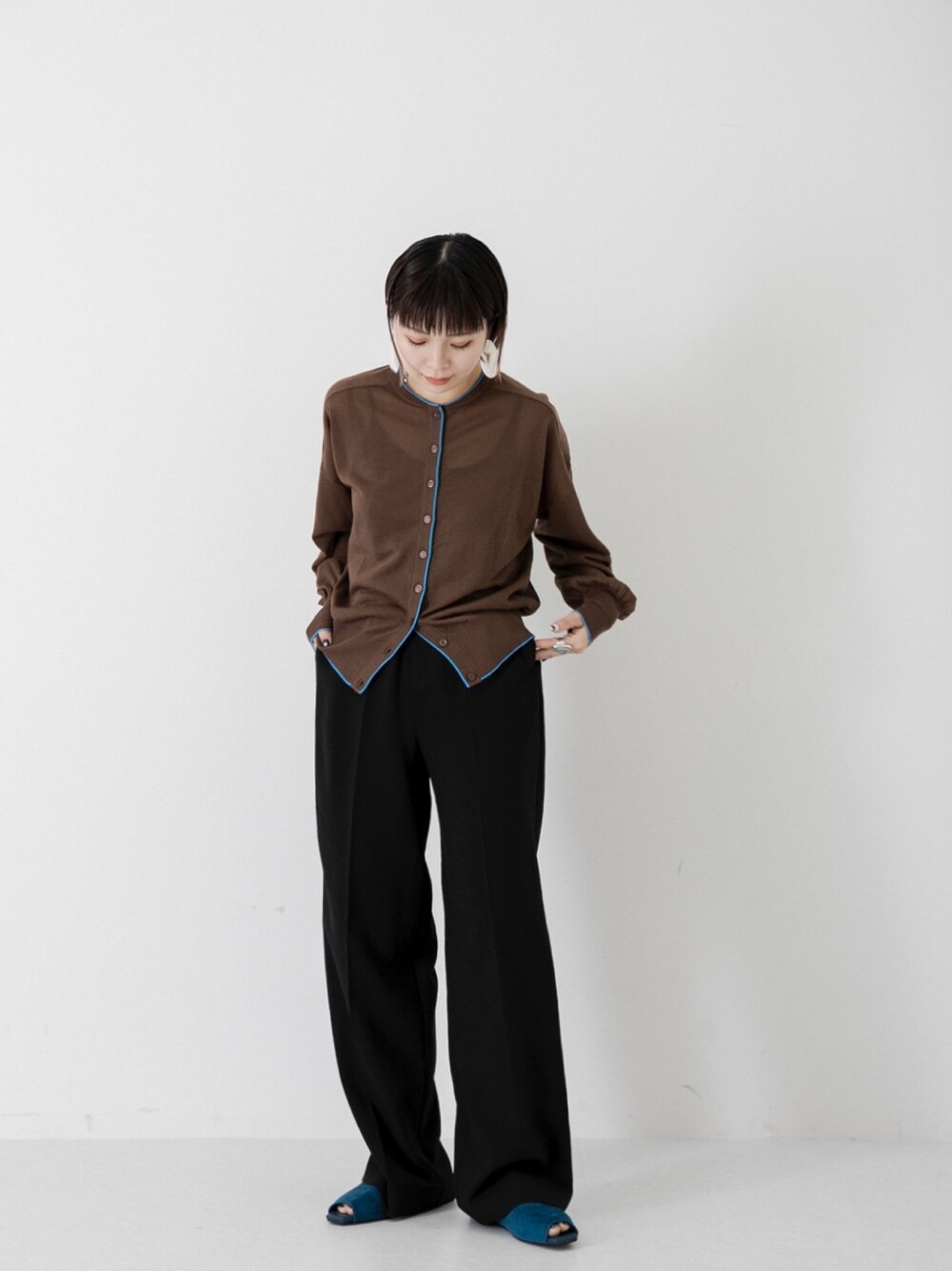 ベージュ系のカーディガン/ボレロ、ブラック系のその他パンツ、イエロー系のサンダルを着用したレディースの夏コーディネートの1枚目の写真