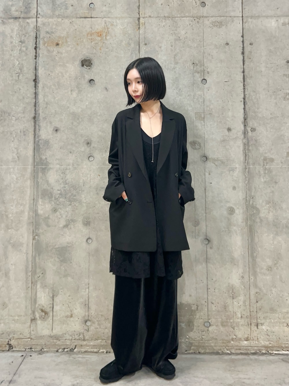 ブラック系のその他アウター、ブラック系のキャミソール、グレー系のスカートを着用したレディースの冬コーディネートの1枚目の写真