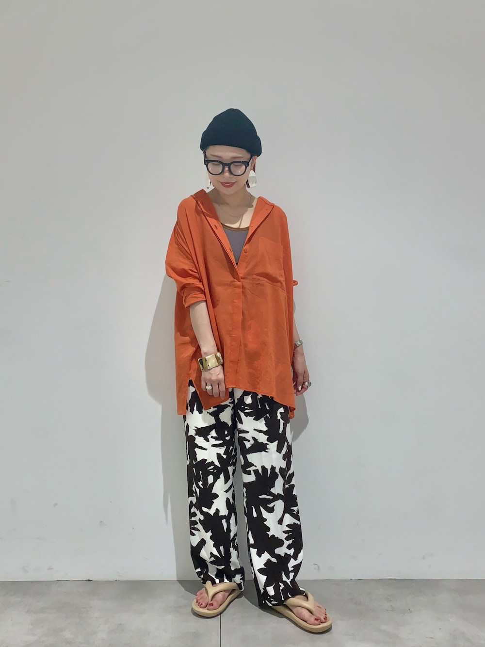 オレンジ系のシャツ/ブラウス、ピンク系のタンクトップ、ブラウン系のその他パンツを着用したレディースの夏コーディネートの1枚目の写真