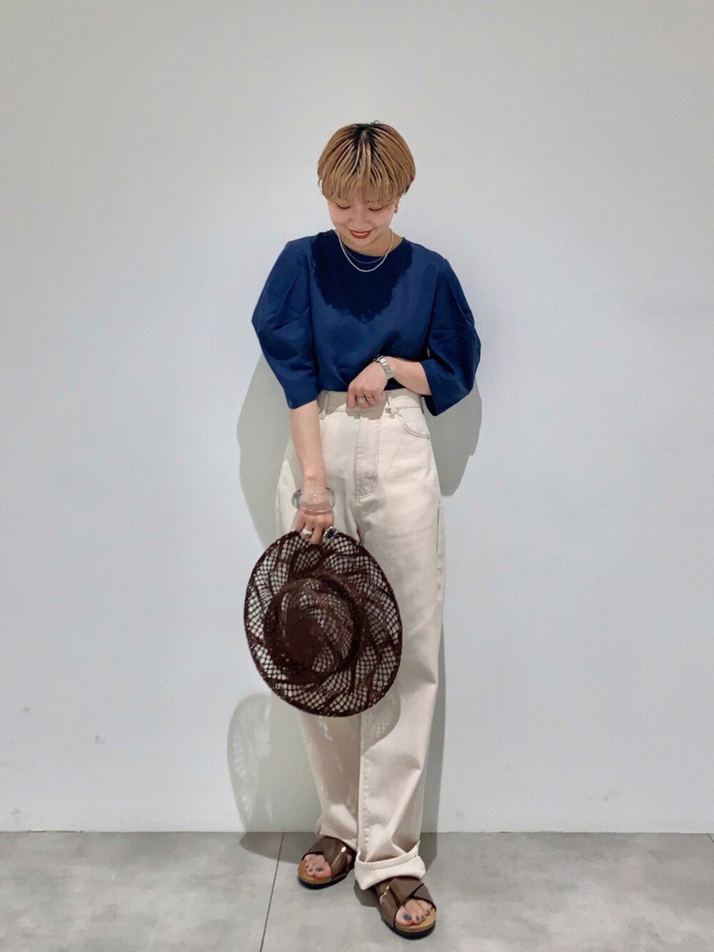 ブルー系のシャツ/ブラウス、ホワイト系のデニムパンツ、ホワイト系のネックレスを着用したレディースの夏コーディネートの1枚目の写真