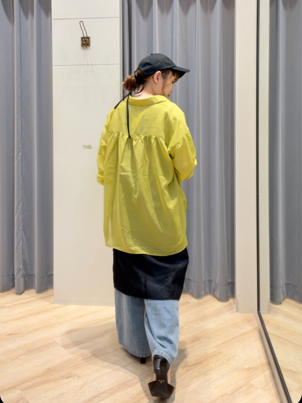 「Te chichi TERRASSEのアイテム（シャツ/ブラウス、イエロー系）」を使った、Chicoさん（レディース・152cm）の春コーディネートの1枚目の写真
