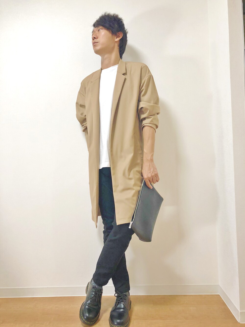 「秋コーデ、きれいめカジュアル、カジュアルコーデ、デニムパンツ、Dr.Martens、オトナカジュアル」｜「HANESの【HANES/ヘインズ】ＪＡＰＡＮ　ＦＩＴ　ＣＲＥＷ/ジャパンフィット/2P/パックTシャツ　無地（Tシャツ/カットソー、ホワイト系）」を使った、alaさん（メンズ・168cm）の秋コーディネートの1枚目の写真