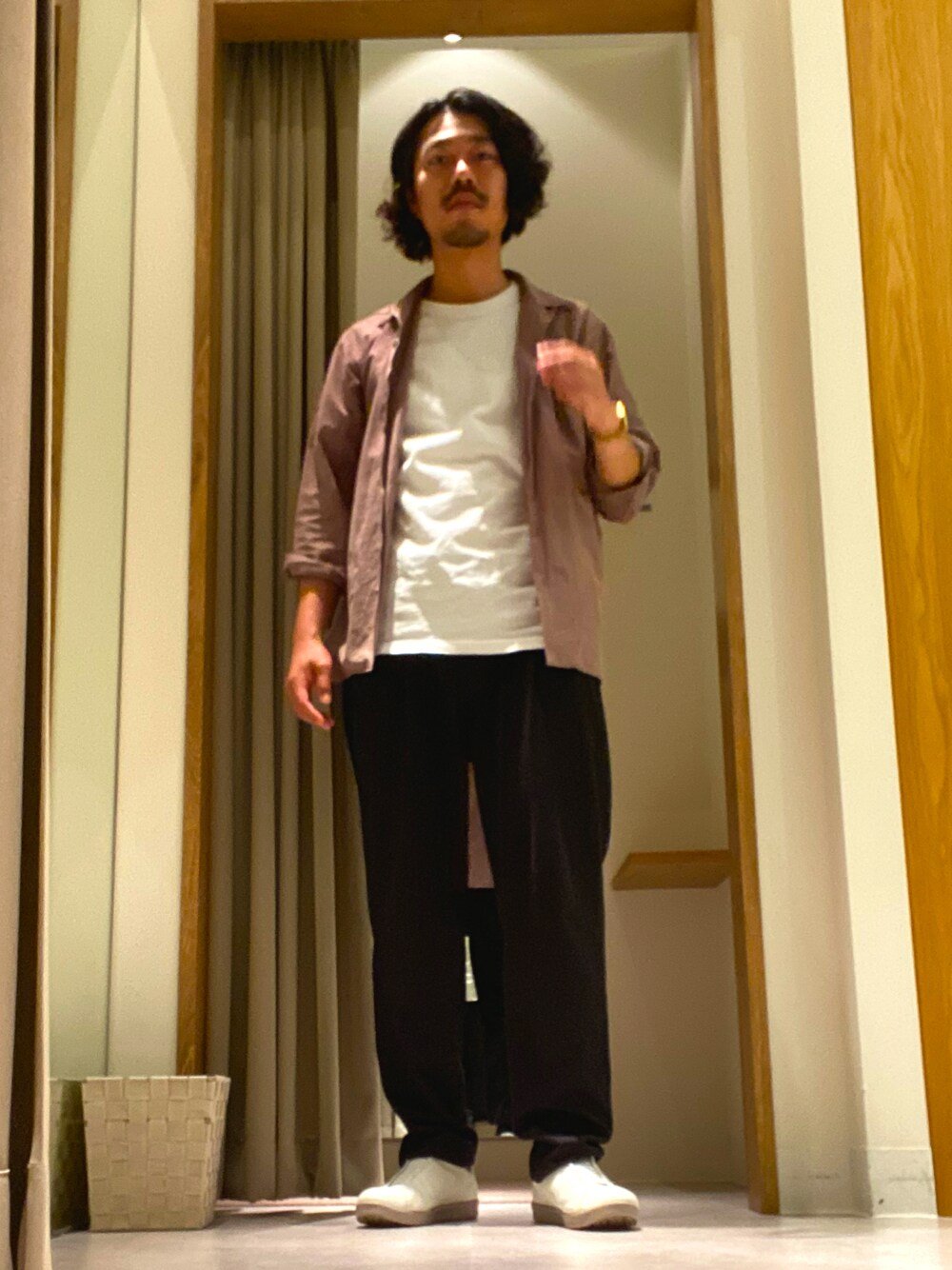 「UNIQLOのクルーネックＴ（半袖）（Tシャツ/カットソー、ホワイト系）」を使った、yamazakiさん（メンズ・181cm）の春コーディネートの1枚目の写真