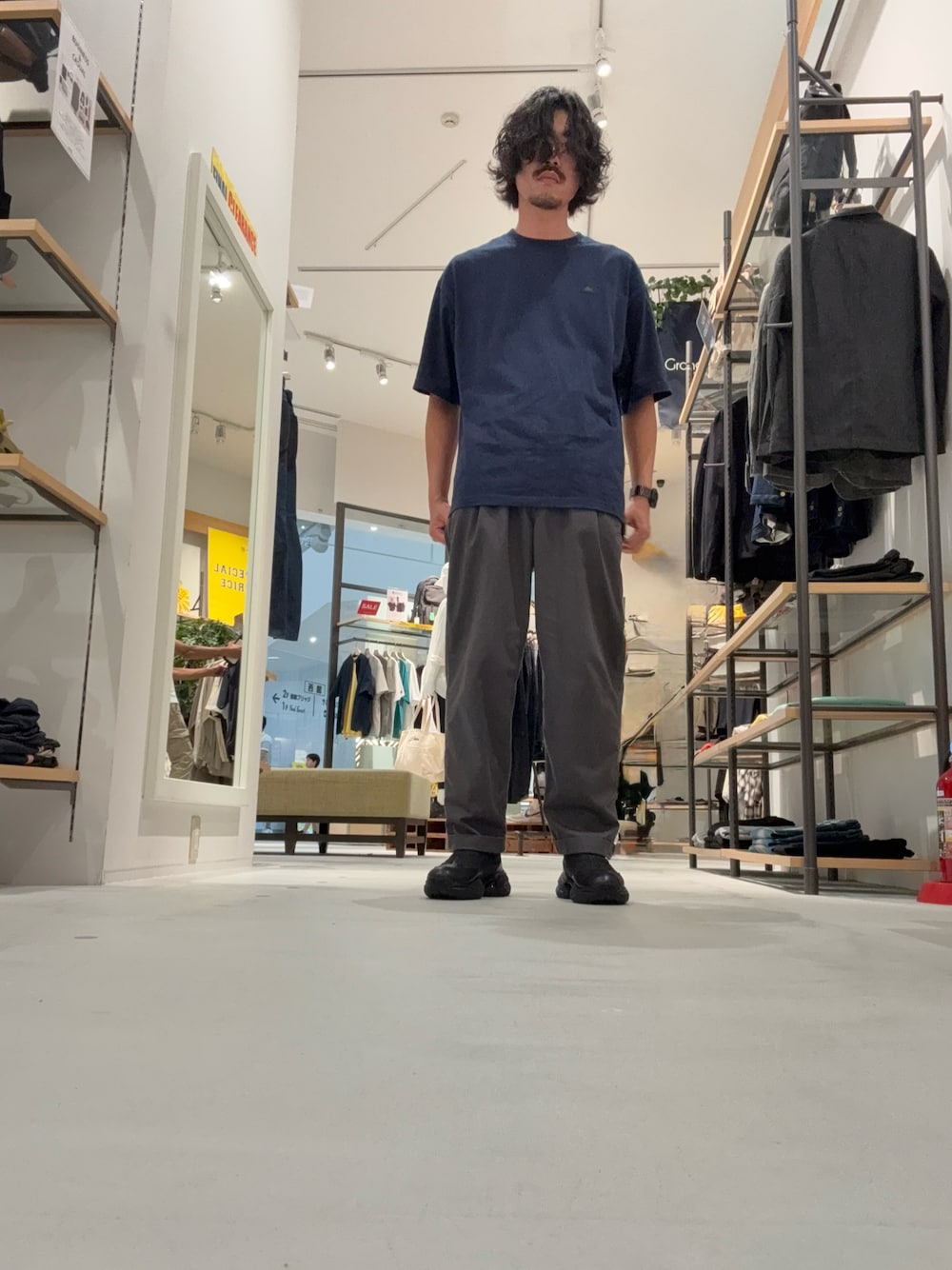 ブルー系のTシャツ/カットソー、グレー系のパンツ、ブラック系のスニーカーを着用したメンズの夏コーディネートの1枚目の写真