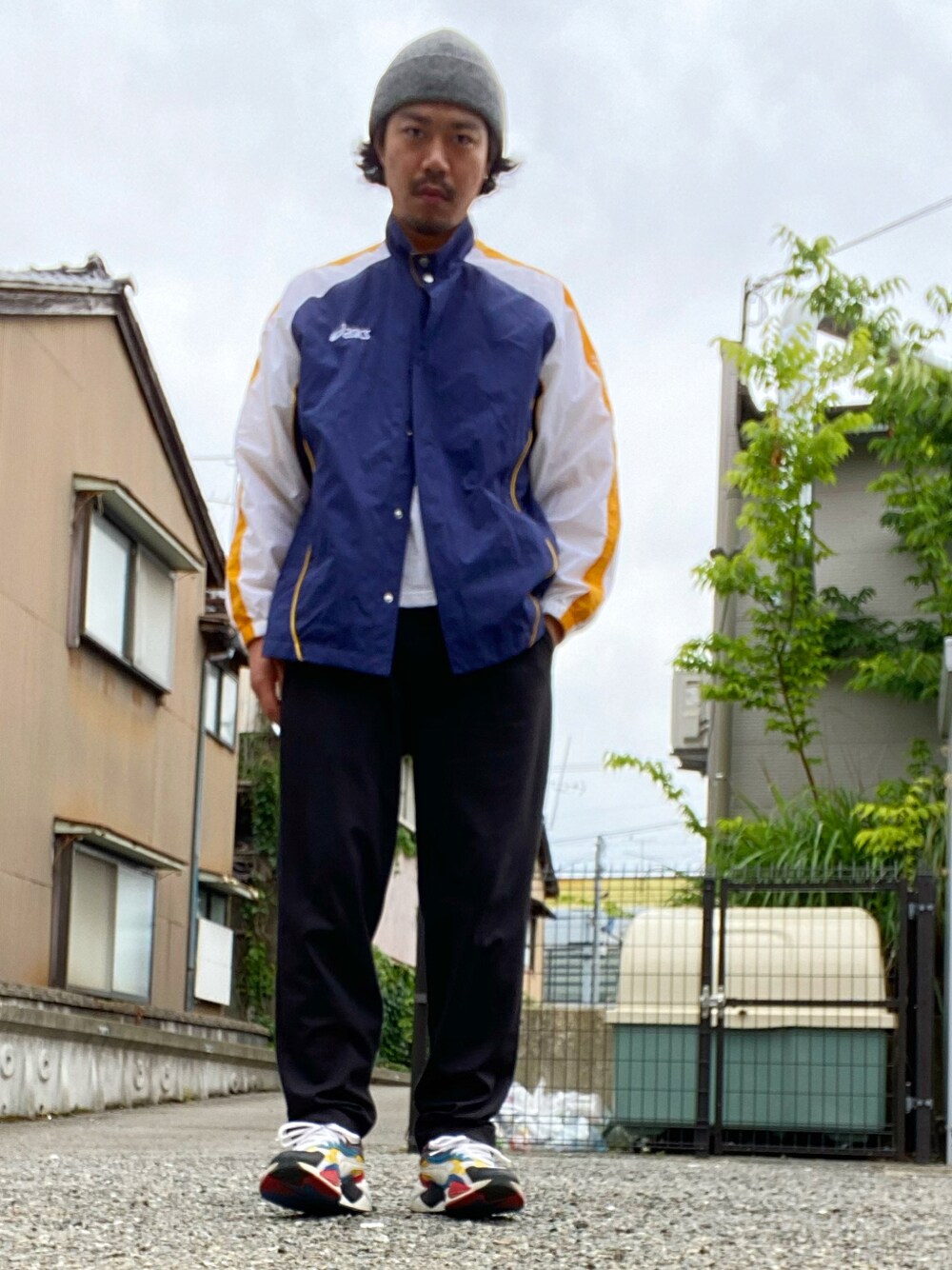「ASICSのアイテム（ナイロンジャケット、ブルー系）」を使った、yamazakiさん（メンズ・181cm）の春コーディネートの1枚目の写真